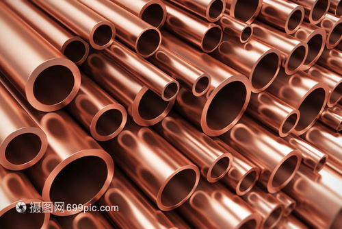 有创意的重色金属冶工业和制造商生产概念大量闪亮金属铜管有选择焦点效果